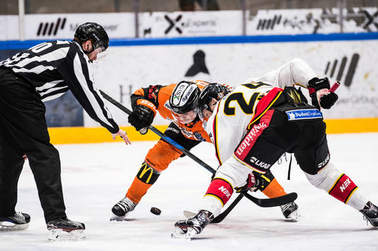 Karlskronas Joel Kellman  och Luleås Johan Harju i en