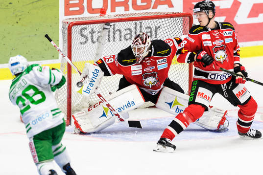 Malmö Redhawks målvakt Oscar Alsenfelt räddar skott av