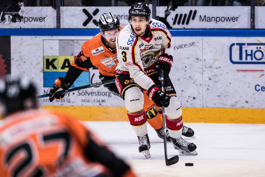 Karlskronas Joachim Rohdin  jagar Luleås Daine Todd