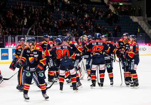 Djurgårdens spelare firar segern genom att hoppa