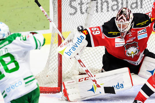 Malmö Redhawks målvakt Oscar Alsenfelt räddar skott av