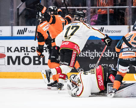 Luleås målvakt Joel Lassinatti deppar och Karlskronas