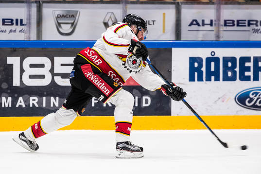 Luleås Jan Sandström skjuter