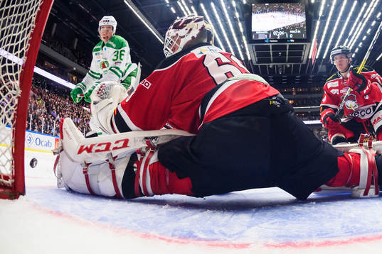 Malmö Redhawks målvakt Oscar Alsenfelt med en räddning