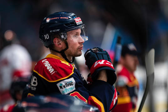 Djurgårdens Niclas Bergfors följer spelet