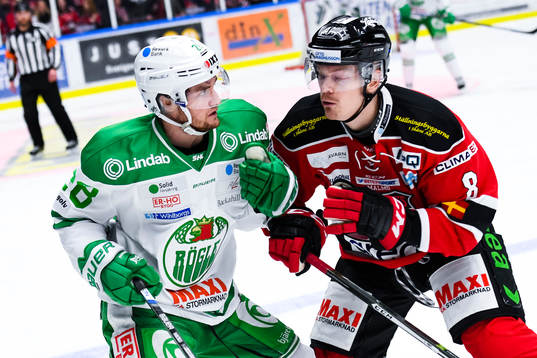 Rögles Cade Fairchild och Malmö Redhawks Lars Bryggman