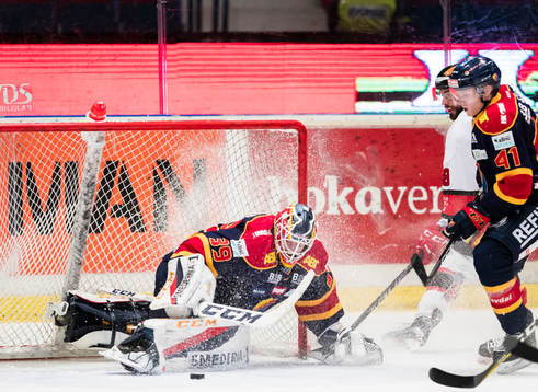 Djurgårdens målvakt Adam Reideborn räddar ett friläge