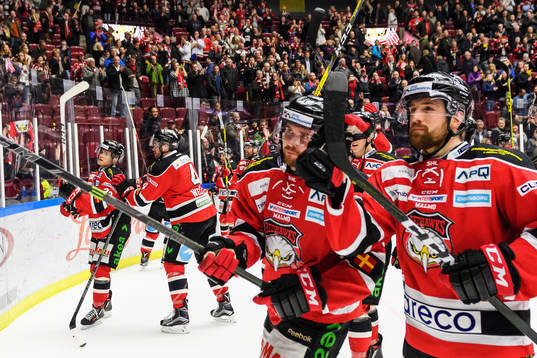 Malmö Redhawks Magnus Häggström och Nichlas Hardt jublar