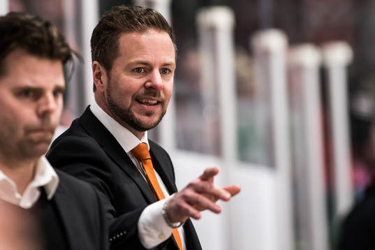 Karlskronas assisterande tränare Mikael Aaro jublar