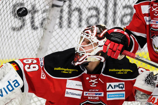 Malmö Redhawks målvakt Oscar Alsenfelt räddar