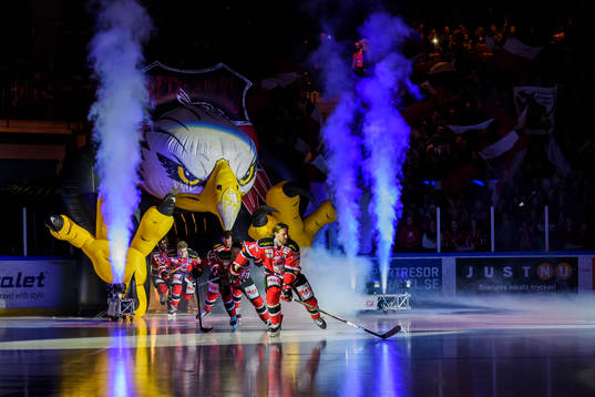 Malmö Redhawks intro och spelarna åker in på isen