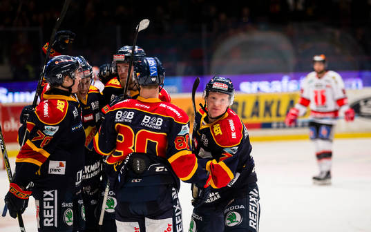 Djurgårdens Emil Johansson (m) gör 2-0 och gratuleras av