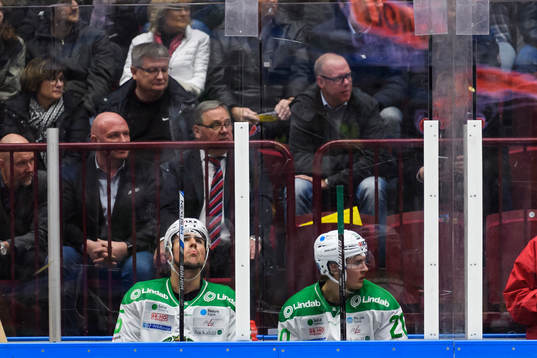 Rögles Alen Bibic och Mathias From sitter i utvisnigsbåset
