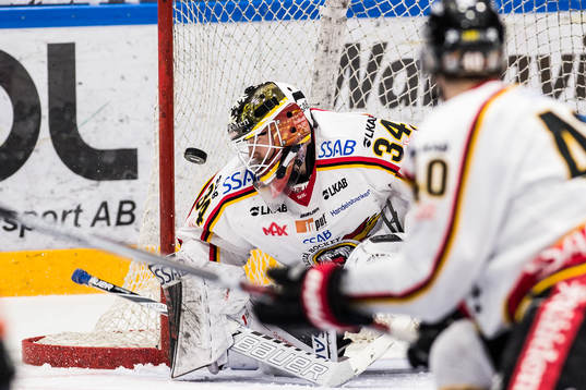 Karlskronas Joachim Rohdin  gör 2-1 (ej i bild) bakom