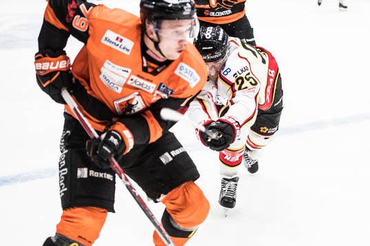 Luleås Anton Hedman med en klubba i närheten av