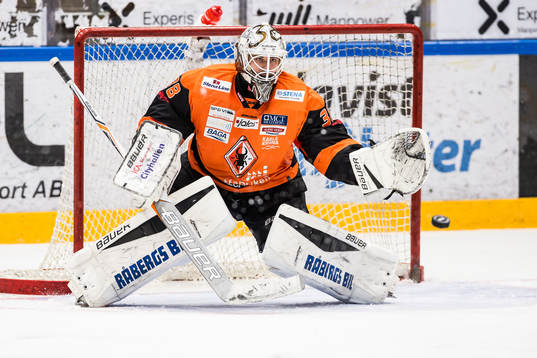 Karlskronas målvakt Johannes Jönsson  räddar