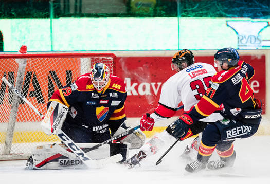 Djurgårdens målvakt Adam Reideborn räddar ett friläge