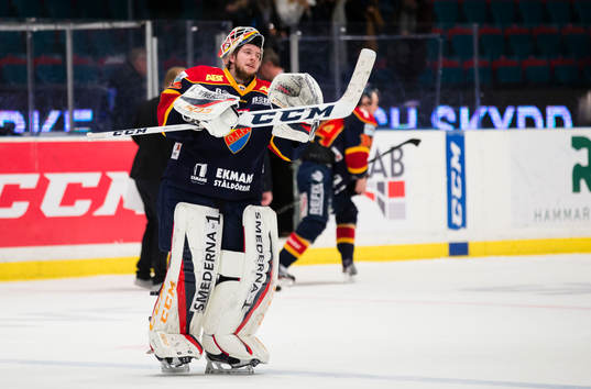 Djurgårdens målvakt Adam Reideborn tar emot pris