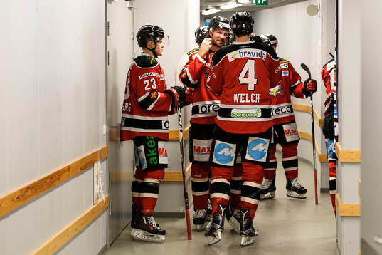 Malmö Redhawks spelare väntar i korridoren