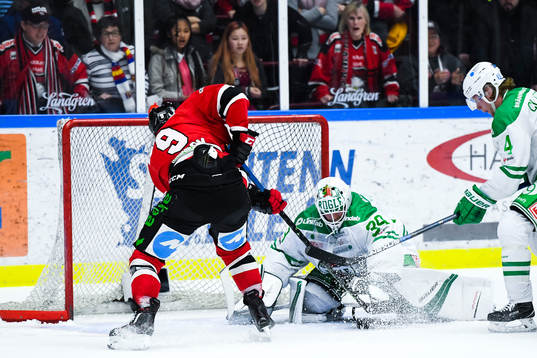 Malmö Redhawks Frederik Storm oroar framför Rögles