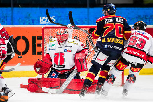 Örebros målvakt Julius Hudacek på skottet som ledde till