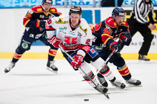 Örebros Marcus Weinstock i kamp om pucken med Djurgårdens