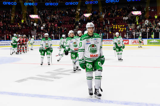 Rögles Mathias From deppar när han lämnar isen