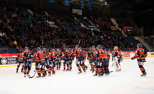 Djurgårdens spelare firar segern genom att hoppa