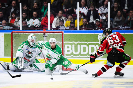 Malmö Redhawks Fredrik Händemark  med målchans på