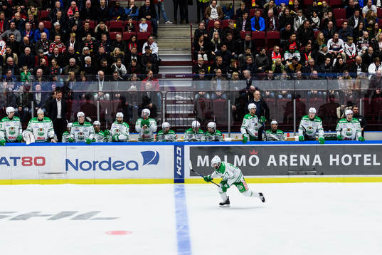 Rögles spelare följer spelet