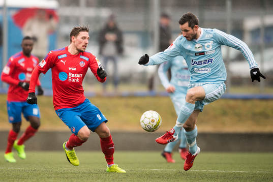 Degerfors Marcus De Bruin rensar framför Helsingborgs