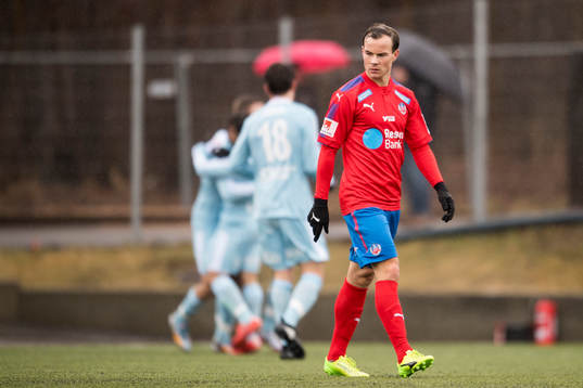 Helsingborgs Anton Wede deppar mdan Degerfors spelare