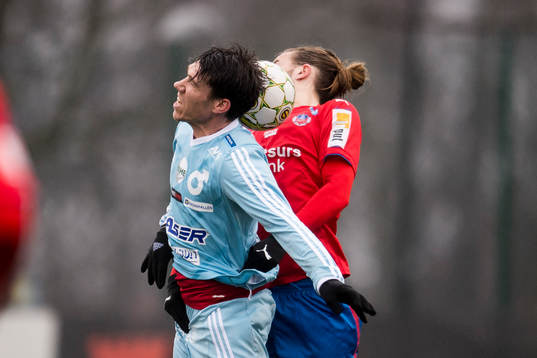 Helsingborgs Jonatan Olsson trycker i ryggen
