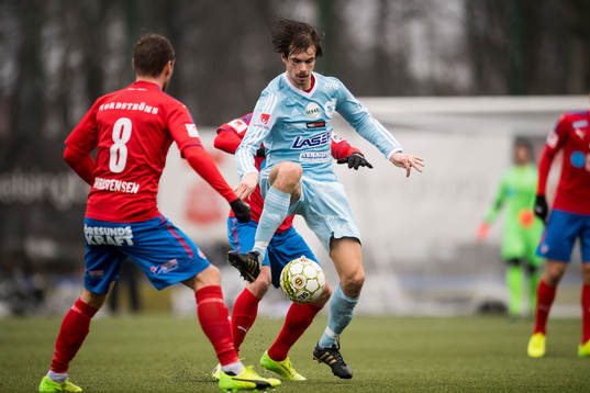Degerfors Sebastian Ohlsson mellan Helsingborgs Adam