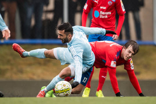 Helsingborgs Alexander Achinioti-Jönsson fäller Degerfors