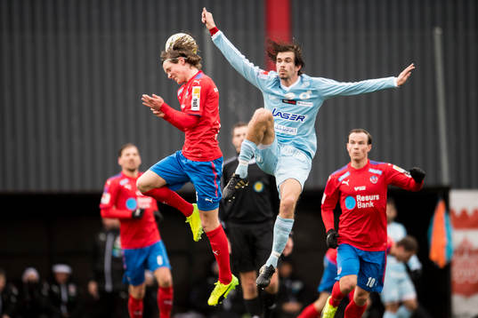 Helsingborgs Max Svensson nickar undan bollen framför