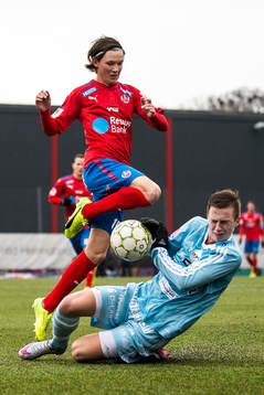 Helsingborgs Max Svensson drar undan tackling från