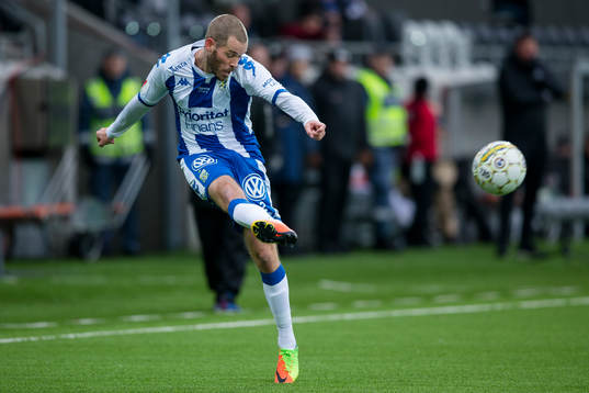 IFK Göteborgs Emil Salomonsson slår ett inlägg