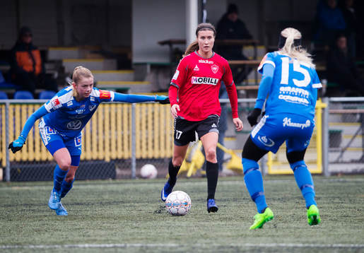 s Evelina Parikka och Kalmars Emma Danielsson och Elsa