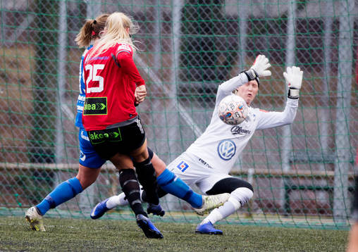 s Johanna Ejdelind och Kalmars målvakt Lovisa Johansson