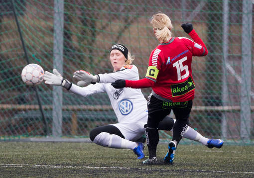 s Mia Persson och Kalmars målvakt Lovisa Johansson