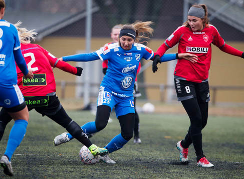 s Emelie Erlandsson och Anna Welin och Kalmars Mathilda