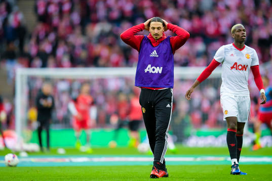 Manchester Uniteds Zlatan Ibrahimovic värmer upp före