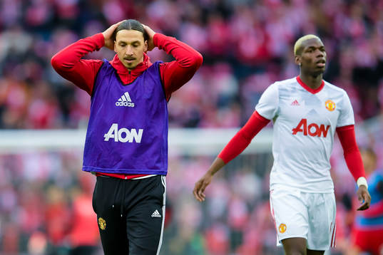 Manchester Uniteds Zlatan Ibrahimovic värmer upp före