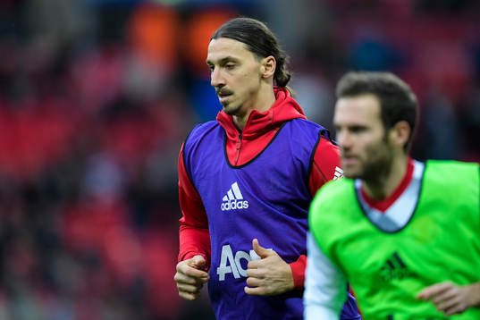 Manchester Uniteds Zlatan Ibrahimovic värmer upp före