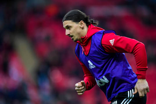 Manchester Uniteds Zlatan Ibrahimovic värmer upp före