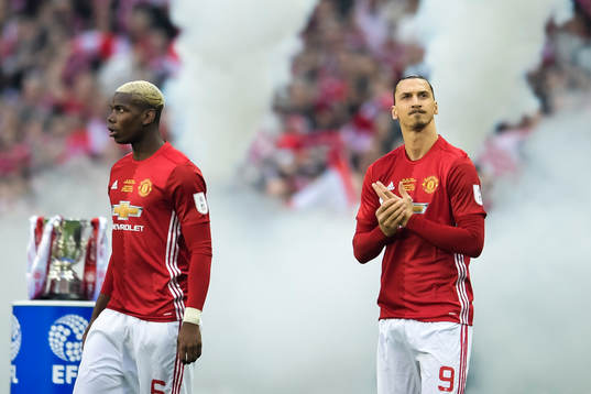 Manchester Uniteds  Paul Pogba och Zlatan Ibrahimovic före