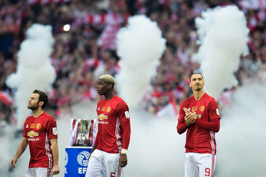 Manchester Uniteds  Paul Pogba och Zlatan Ibrahimovic före
