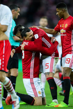 Manchester Uniteds Zlatan Ibrahimovic jublar med