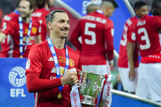 Manchester Uniteds Zlatan Ibrahimovic jublar med pokalen